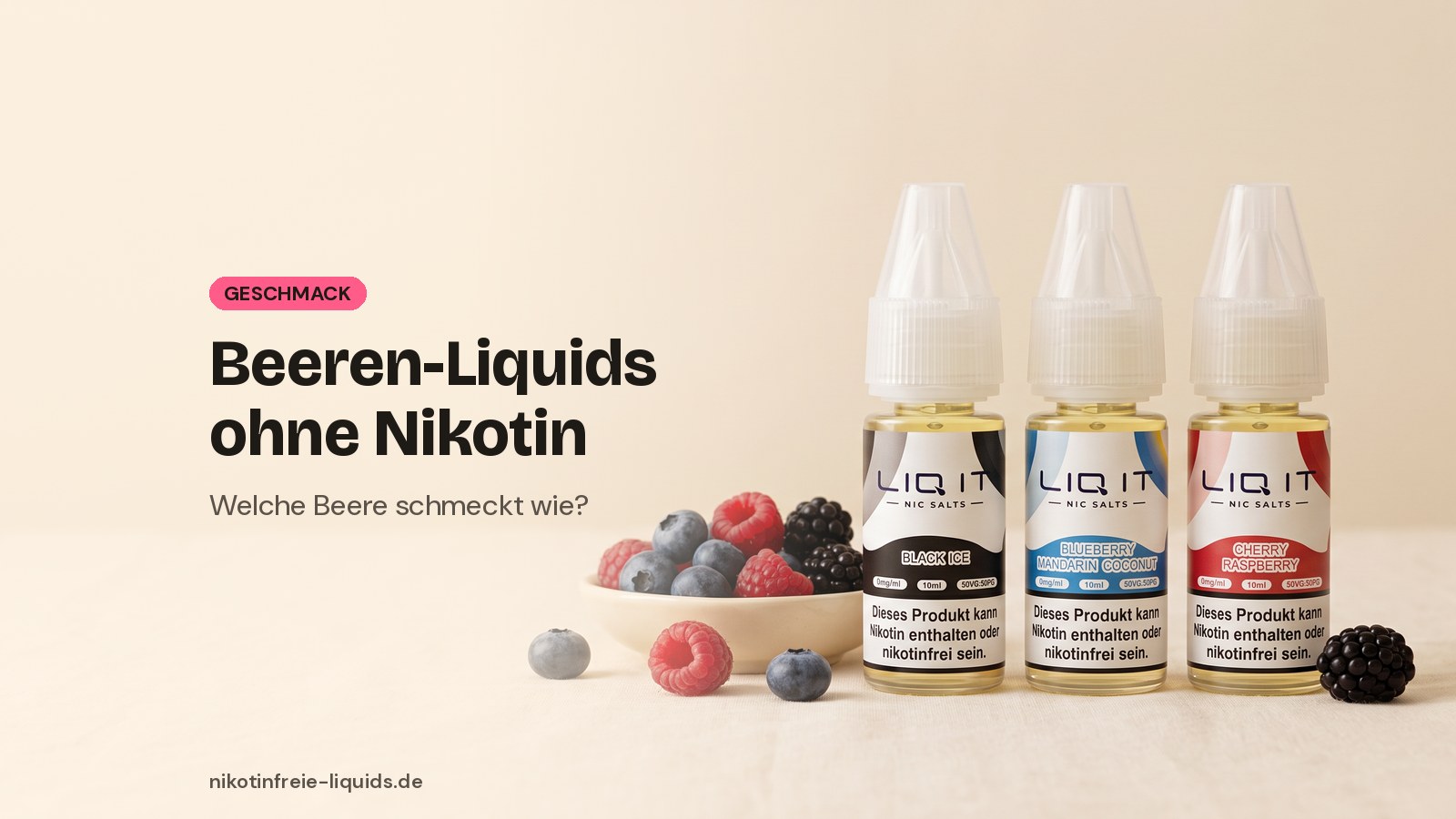 Drei Flaschen Beeren-Liquid ohne Nikotin (Black Ice, Blueberry Mandarin Coconut, Cherry Raspberry) mit Schale voller Beeren