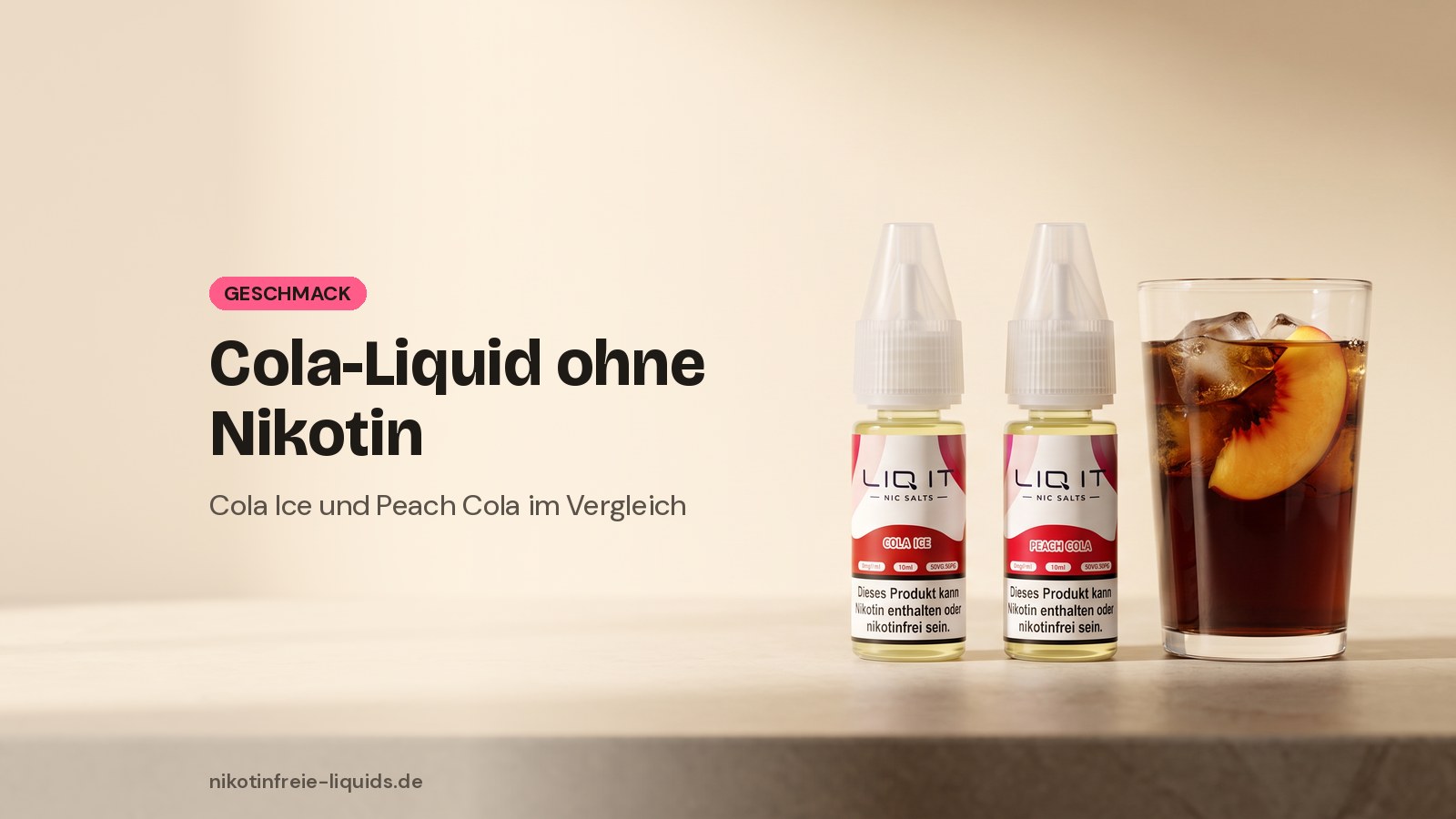 Cola-Liquid ohne Nikotin: Flaschen Cola Ice und Peach Cola neben einem Glas Cola mit Eis und Pfirsich