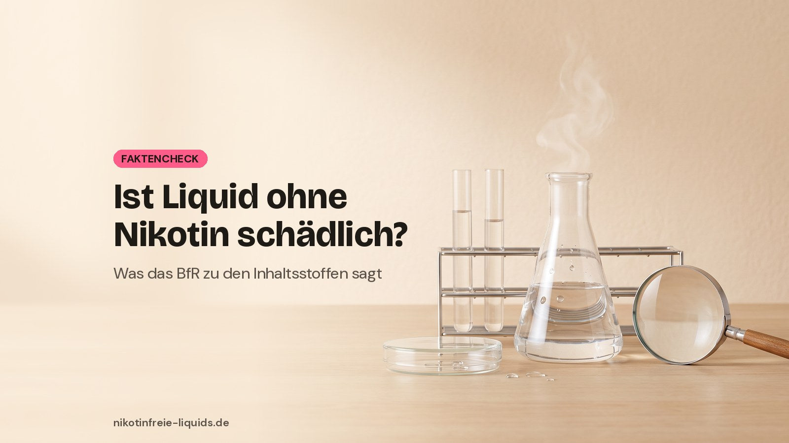 Laborgläser mit klarer Flüssigkeit und Lupe als Symbolbild zur Frage, ob Liquid ohne Nikotin schädlich ist