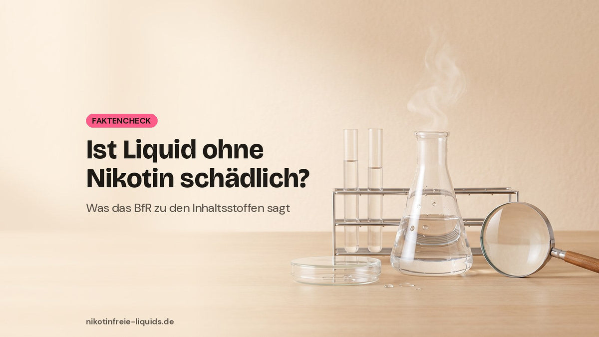 Laborgläser mit klarer Flüssigkeit und Lupe als Symbolbild zur Frage, ob Liquid ohne Nikotin schädlich ist