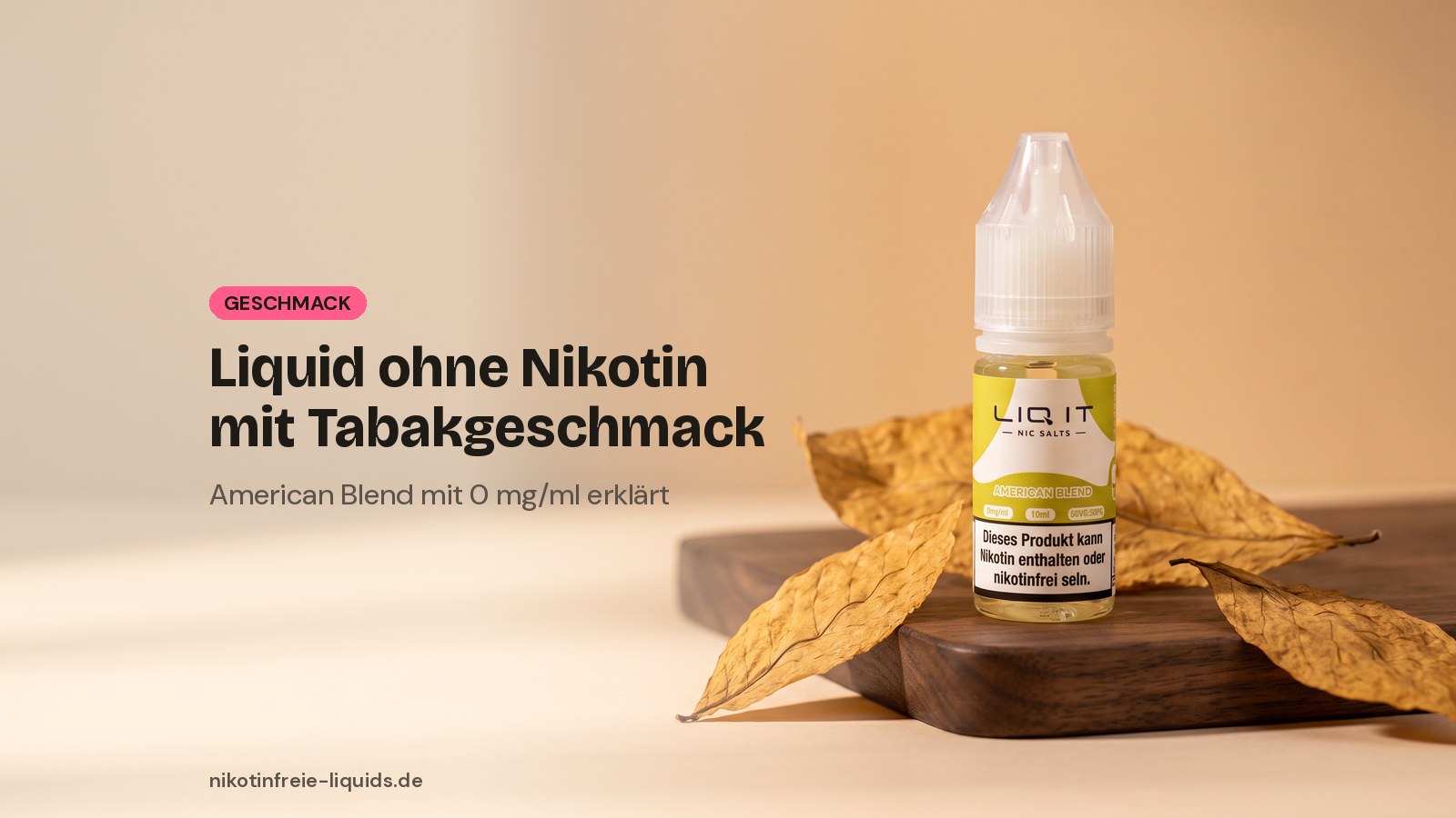 Liquid ohne Nikotin mit Tabakgeschmack: Flasche American Blend 0 mg auf Holzbrett mit getrockneten Tabakblättern