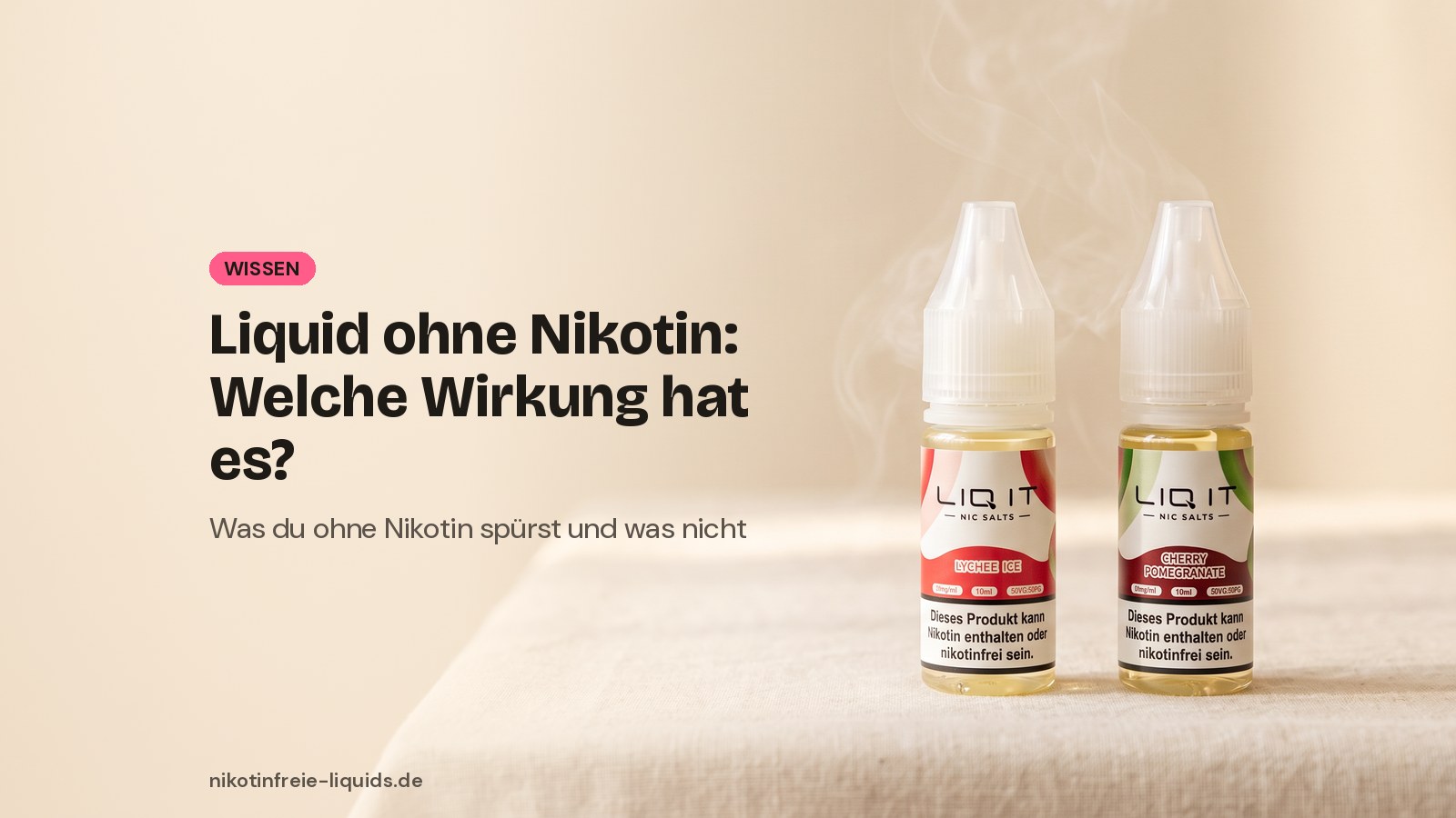 Zwei Flaschen Liquid ohne Nikotin (Lychee Ice, Cherry Pomegranate) mit leichtem Dampf, Symbolbild zur Wirkung von Liquid ohne Nikotin