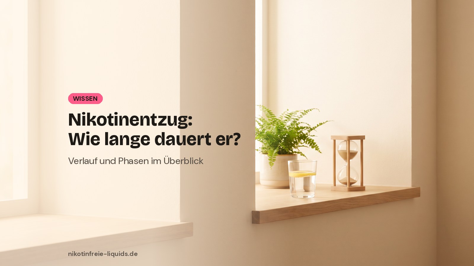 Fensterbank mit Sanduhr, Pflanze und Wasserglas als Symbolbild zur Dauer des Nikotinentzugs