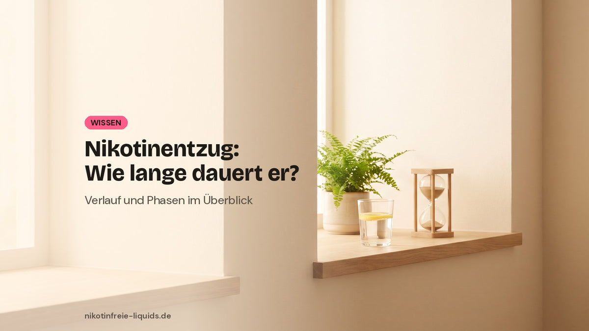 Fensterbank mit Sanduhr, Pflanze und Wasserglas als Symbolbild zur Dauer des Nikotinentzugs